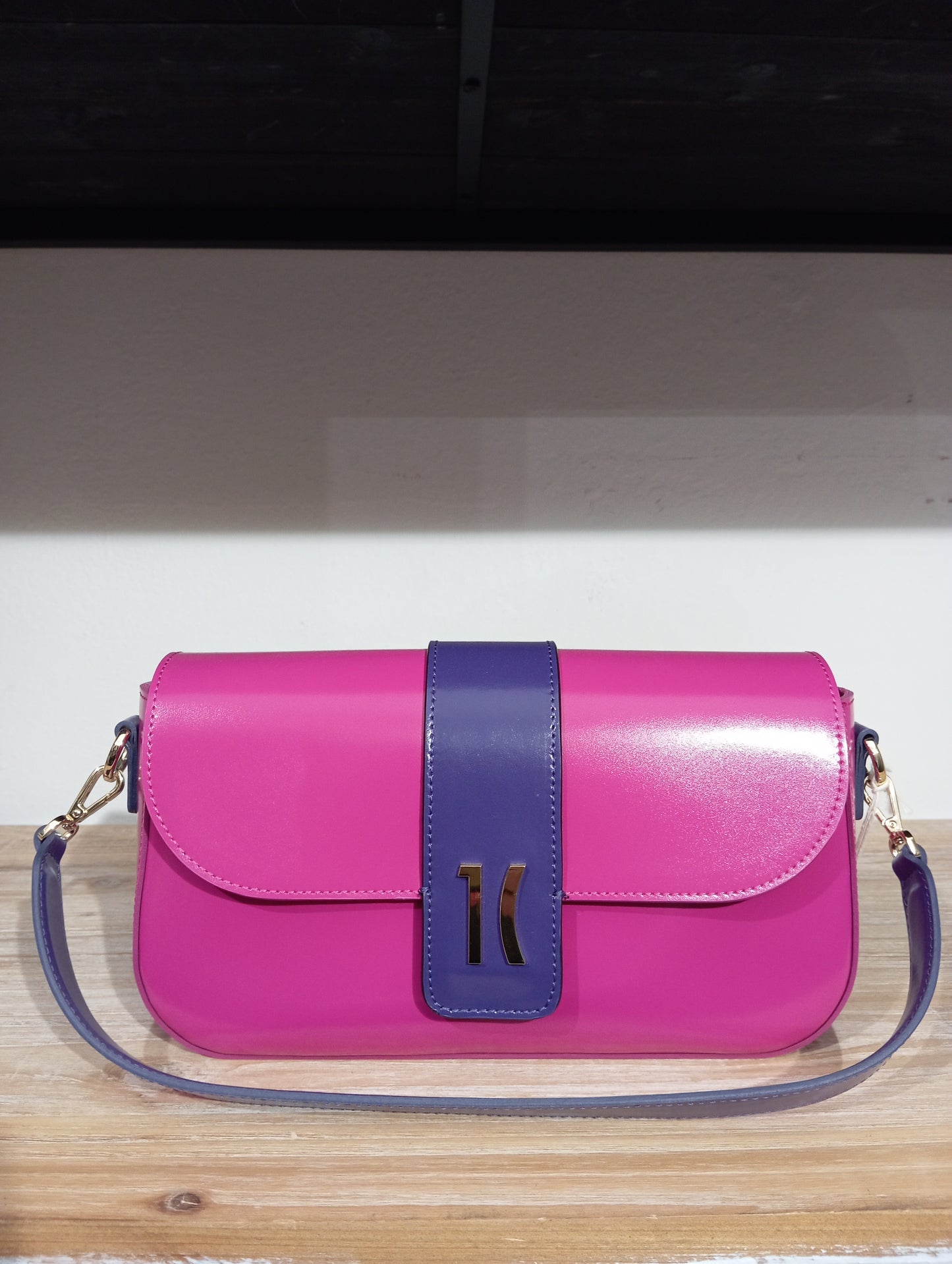 BAGUETTE CON TRACOLLA FUXIA